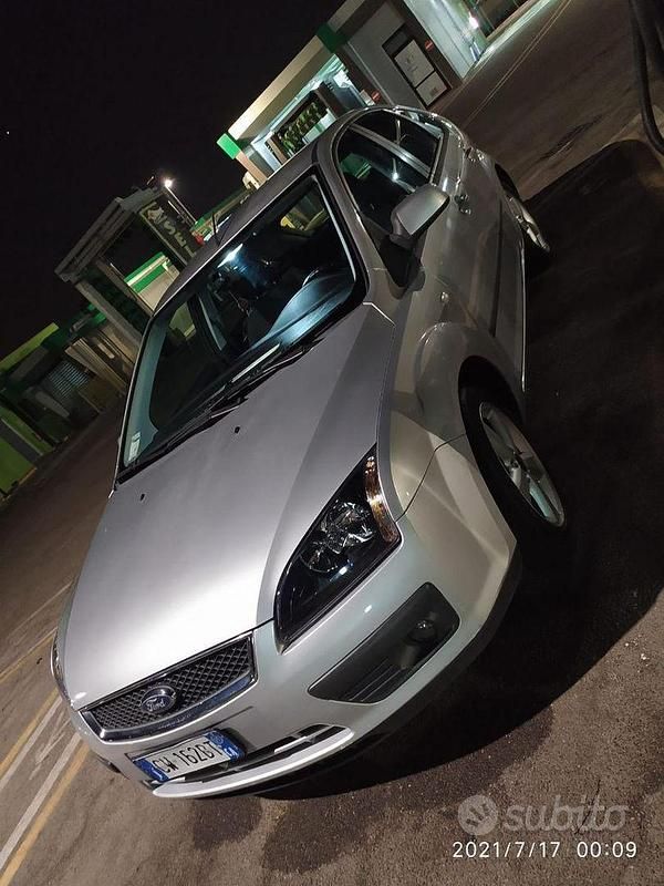 Begagnad Ford Focus 109 HK (80 kW) 2005 Grå Sedan