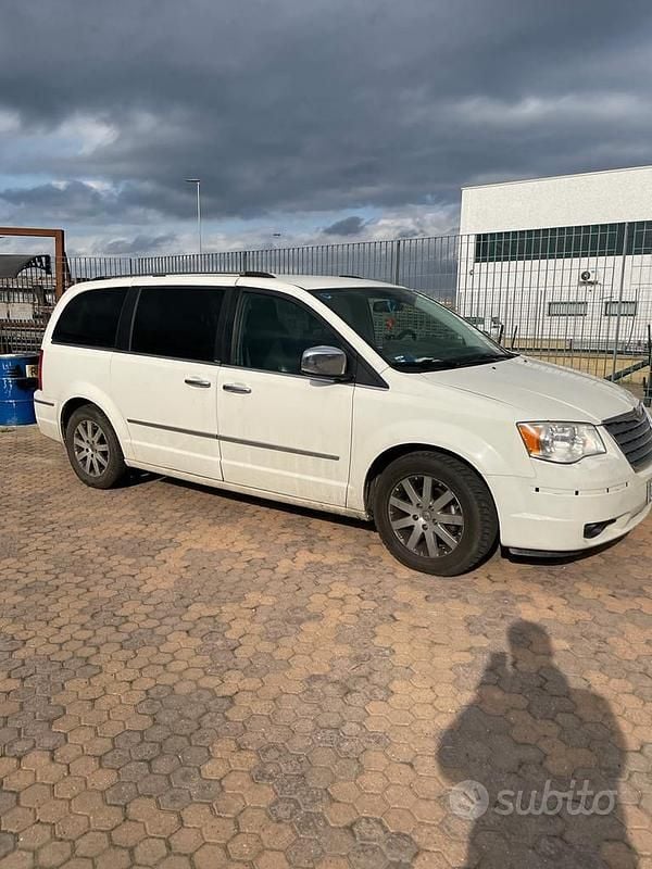 Usata Chrysler Voyager 163 CV (119 kW) 2010 Bianco Monovolume