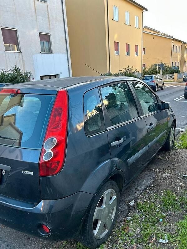 Usata Ford Fiesta 2005 Blu Berlina