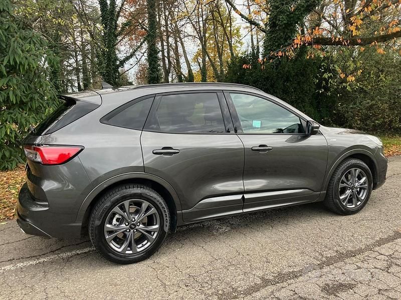 Usata Ford Kuga ST-Line 120 CV (88 kW) 2022 Grigio SUV