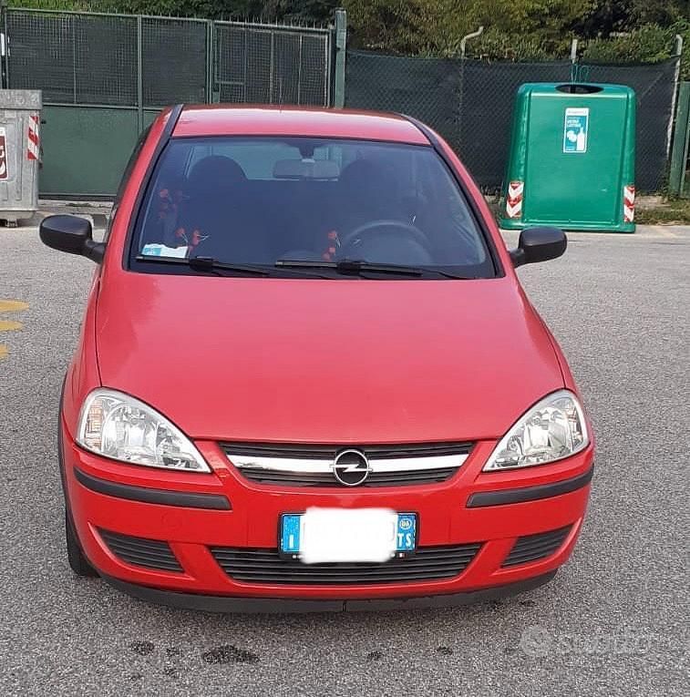 Rosso Usata 2006 Opel Corsa Tre volumi | 2000 € (Buon prezzo) - Immagine 1/4