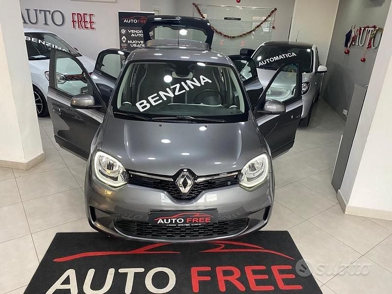 Grigio Usata 2019 Renault Twingo LIMITED Due volumi | 8990 € (Buon prezzo) - Immagine 1/4