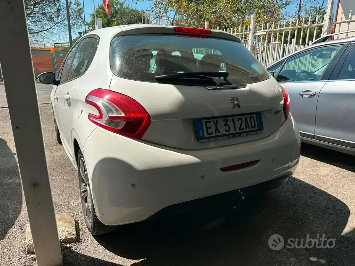 Usata Peugeot 208 Active 68 CV (50 kW) 2014 Bianco Utilitaria