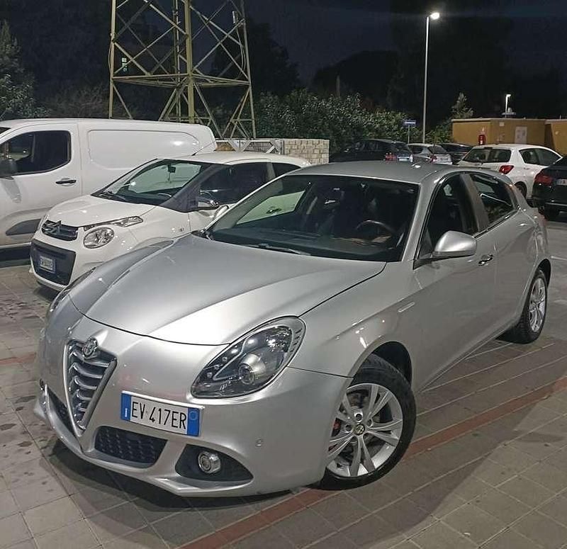 Argento Usata 2014 Alfa Romeo Giulietta Distinctive Due volumi | 8000 € (Buon prezzo) - Immagine 1/4