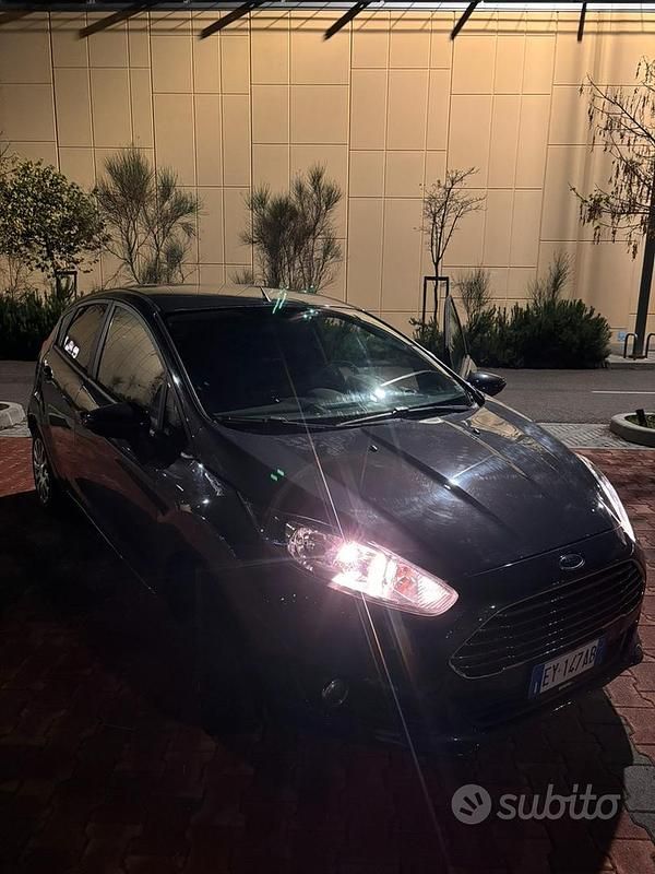 Usata 2015 Ford Fiesta Titanium Tre volumi | 8000 € (Buon prezzo) - Immagine 1/4