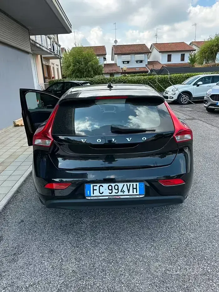 Usata Volvo V40 R-Design 120 CV (88 kW) 2016 Nero Berlina