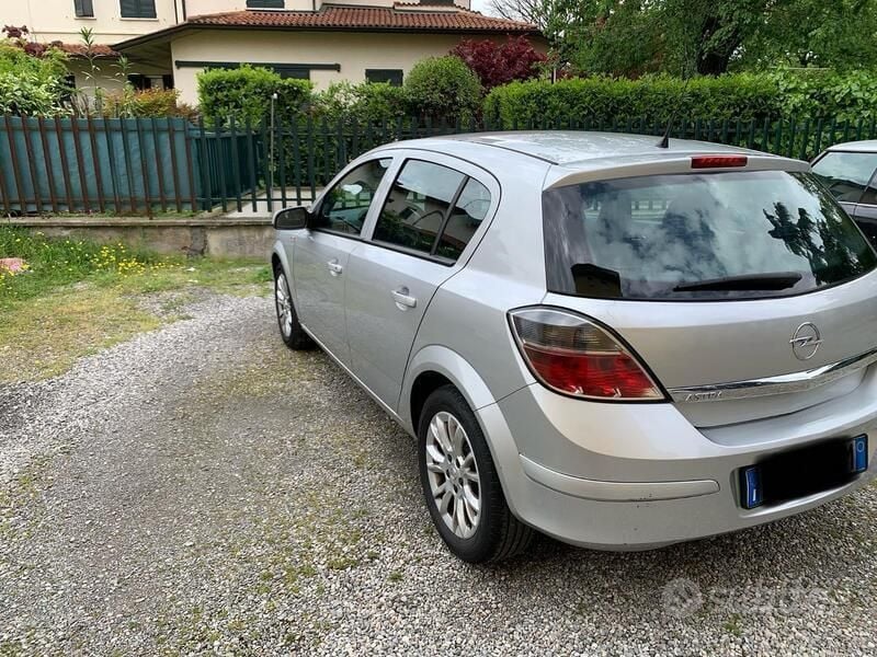 Usata Opel Astra Enjoy 116 CV (85 kW) 2010 Argento Berlina