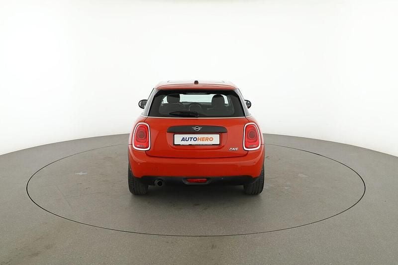 Begagnad Mini ONE 75 HK (55 kW) 2019 Orange Halvkombi