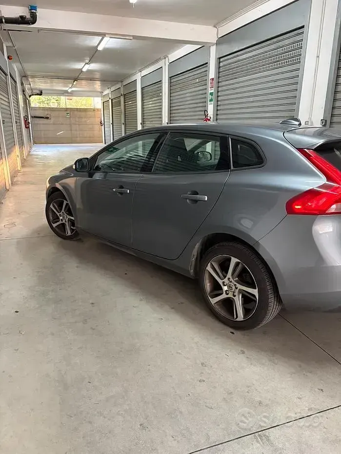 Usata Volvo V40 120 CV (88 kW) 2017 Grigio Berlina
