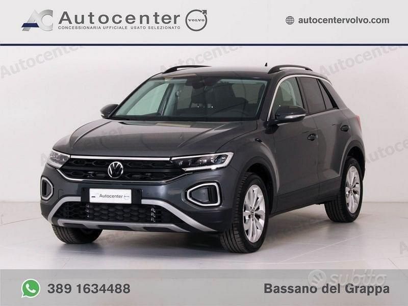 Grigio scuro Usata 2024 VW T-Roc Life SUV | 27.700 € (Buon prezzo) - Immagine 1/4