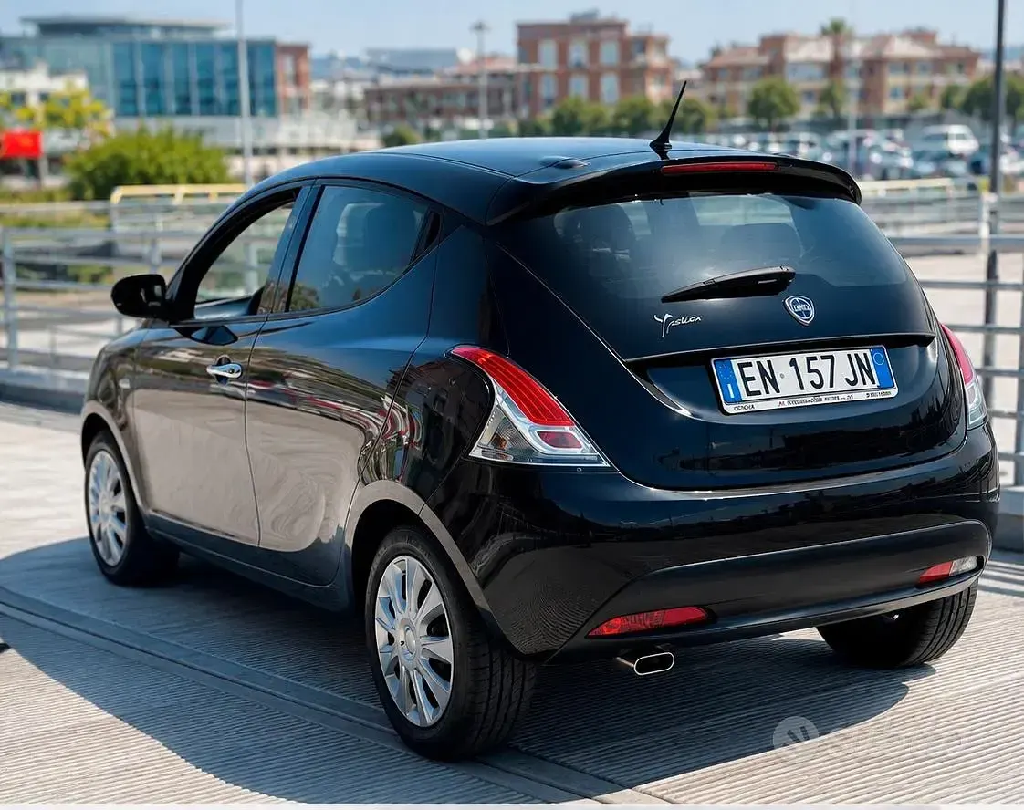 Usata Lancia Ypsilon 95 CV (69 kW) 2012 Nero Utilitaria