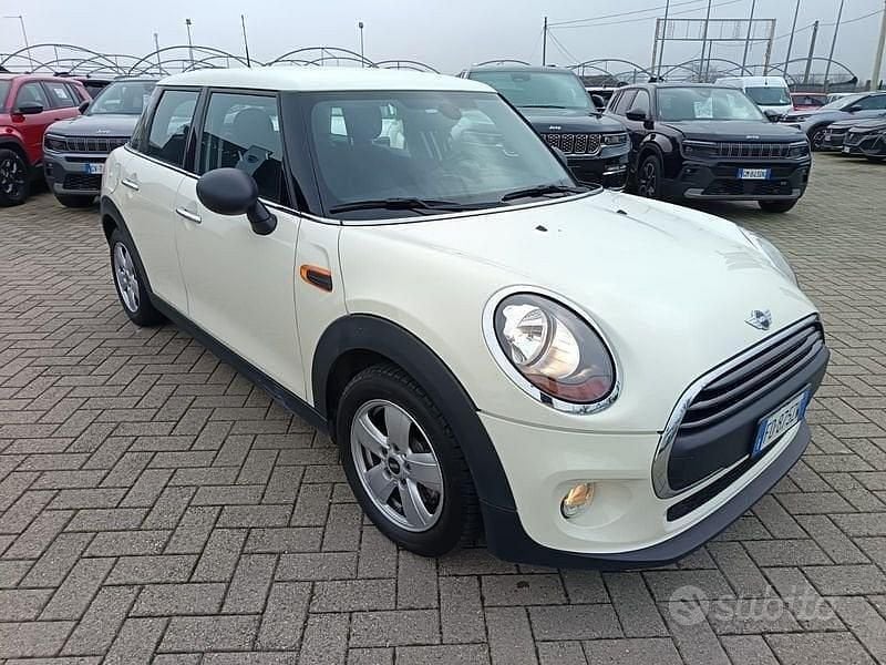 Begagnad Mini ONE 75 HK (55 kW) 2016 Vit Halvkombi