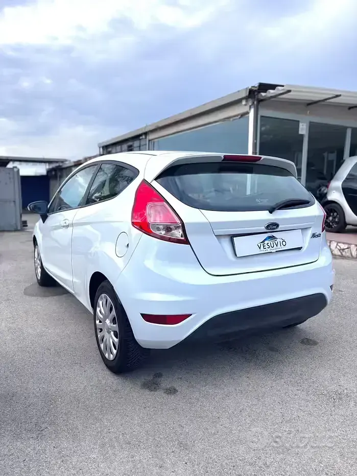 Usata Ford Fiesta 60 CV (44 kW) 2016 Bianco Utilitaria
