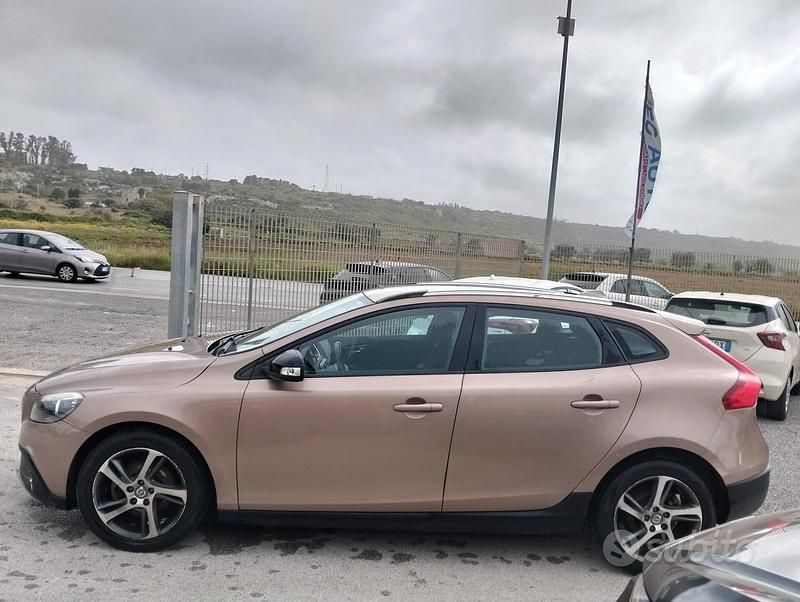 Usata Volvo V40 Summum 116 CV (85 kW) 2015 Arancione SUV