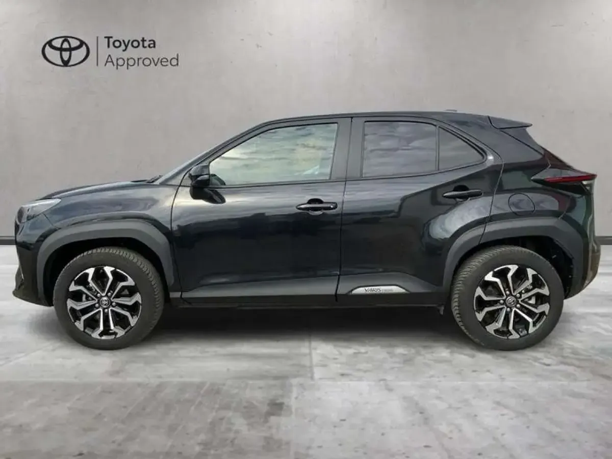 Begagnad Toyota Yaris Cross Trend 116 HK (85 kW) 2022 Svart SUV