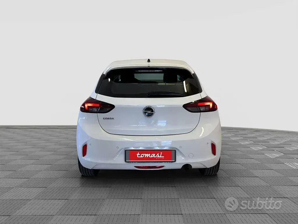 Usata Opel Corsa Elegance 101 CV (74 kW) 2023 Jade white Utilitaria