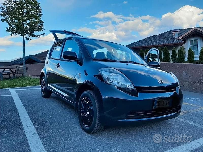 Nero Usata 2006 Daihatsu Sirion Due volumi | 3700 € - Immagine 1/4