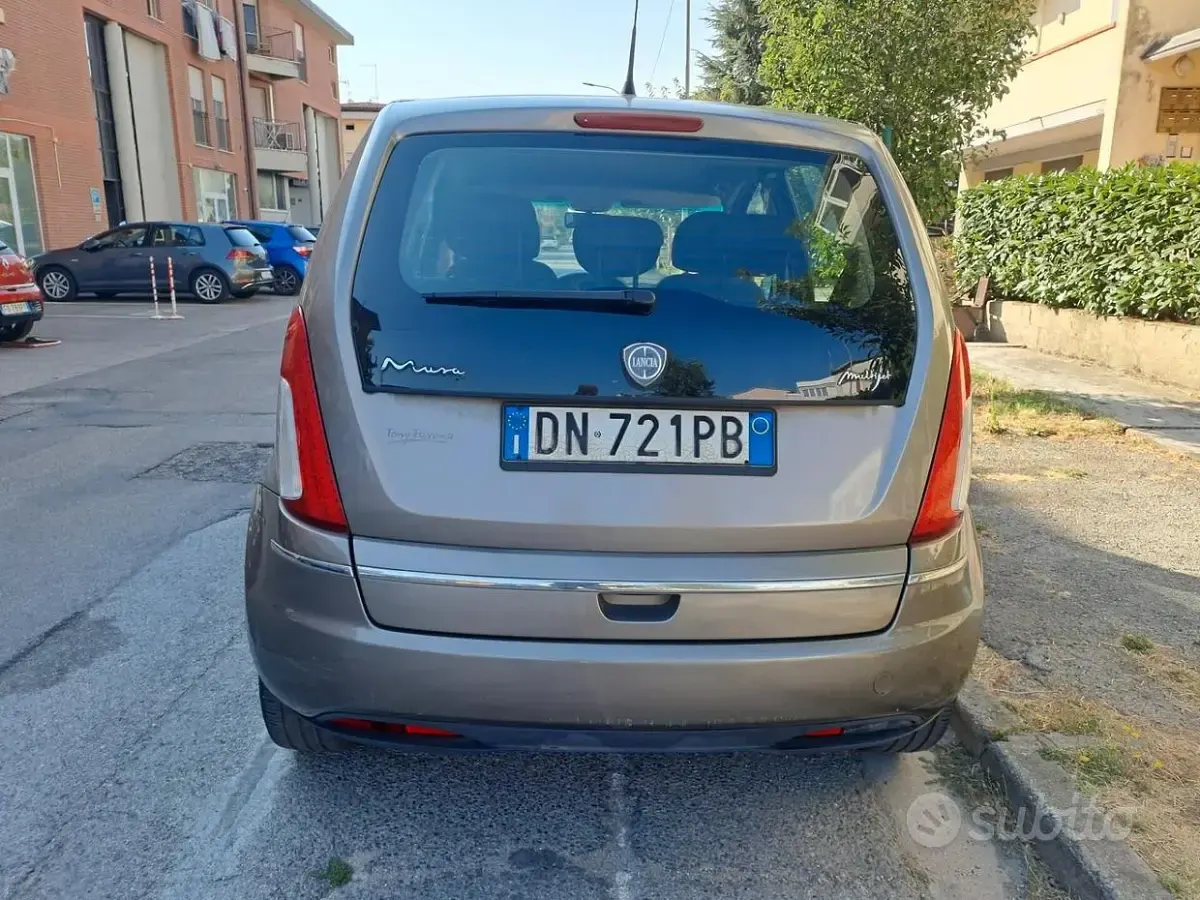 Usata Lancia Musa 101 CV (74 kW) 2008 Marrone Monovolume