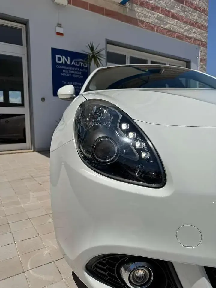 Usata Alfa Romeo Giulietta Distinctive 120 CV (88 kW) 2015 Bianco Utilitaria