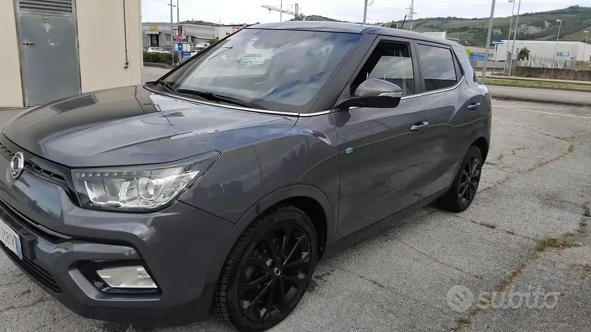 Usata SsangYong Tivoli 116 CV (85 kW) 2020 Grigio SUV