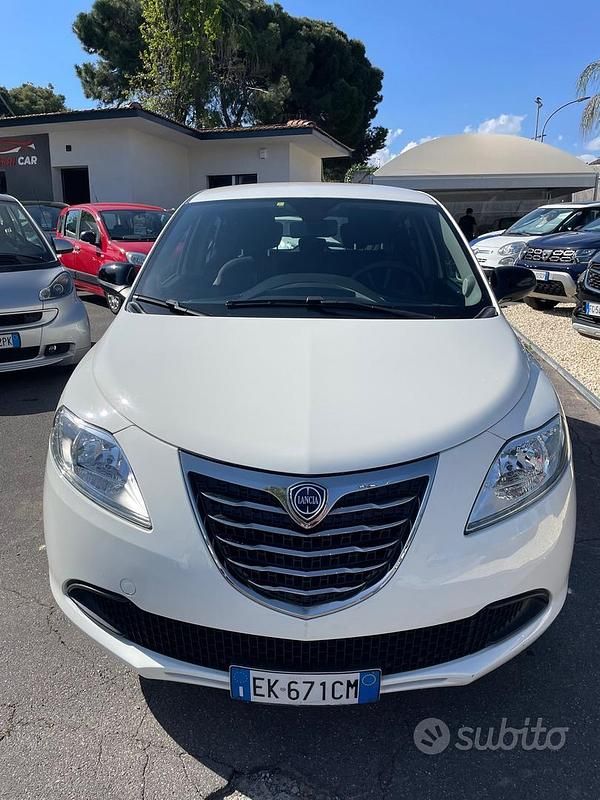 Gebraucht Lancia Ypsilon Silver 69 PS (50 kW) 2012 Weiß Kleinwagen
