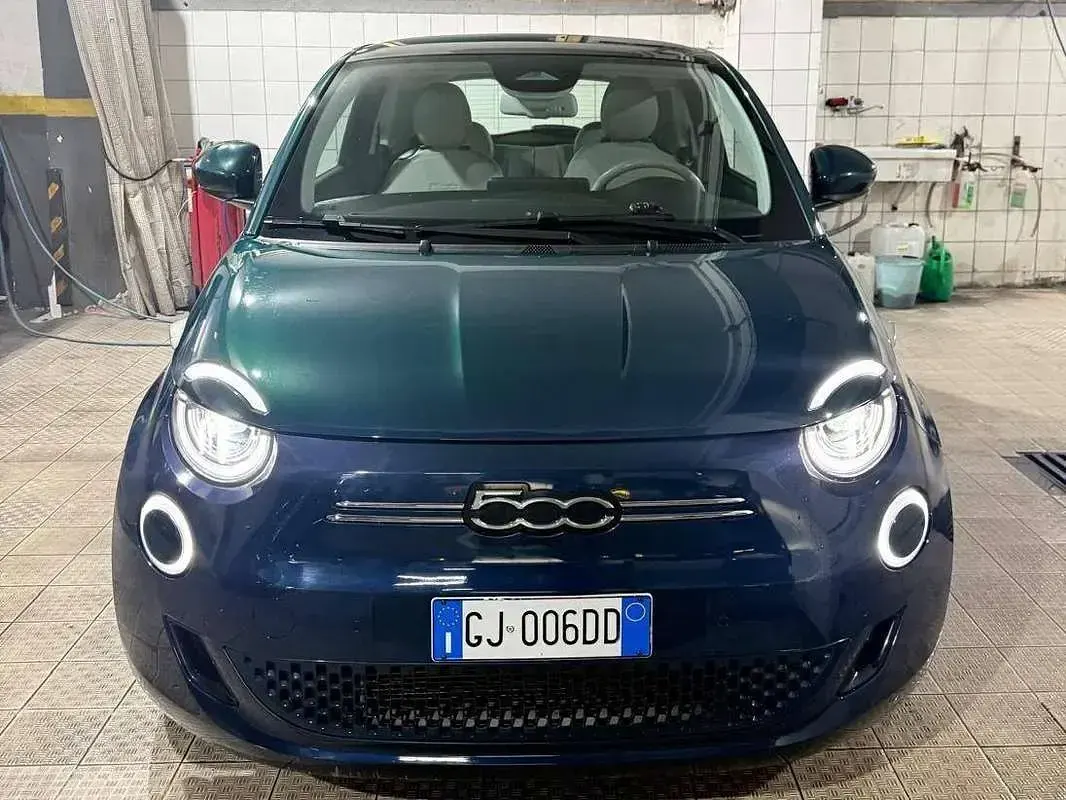 Usata Fiat 500e La Prima 42 kW (58 CV) 2022 Blu/azzurro Utilitaria