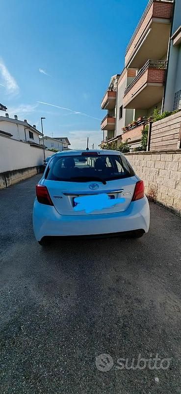 Begagnad Toyota Yaris 69 HK (50 kW) 2016 Vit Sedan