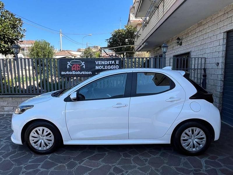 Second-hand Toyota Yaris Active 72 CP (52 kW) 2023 Alb Hatchback