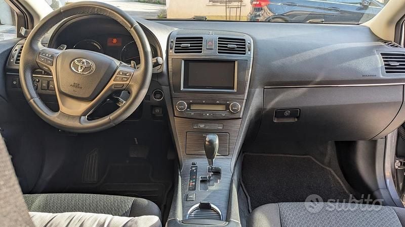 Usata Toyota Avensis 150 CV (110 kW) 2009 Grigio Station wagon