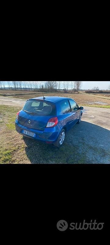 Usata Renault Clio II 75 CV (55 kW) 2010 Blu Berlina