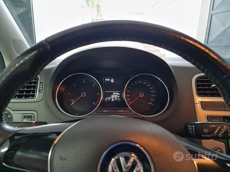 Grigio Usata 2015 VW Polo Cross Due volumi | 9500 € (Buon prezzo) - Immagine 1/4