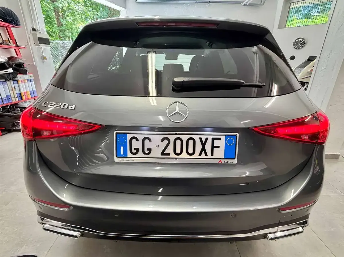 Usata Mercedes C220 AMG Line Premium Plus 200 CV (147 kW) 2022 Selenite silver Station wagon