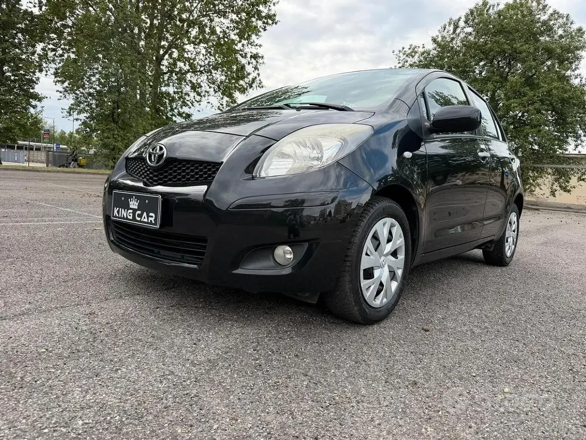 Usata Toyota Yaris Sol 100 CV (73 kW) 2011 Nero Utilitaria