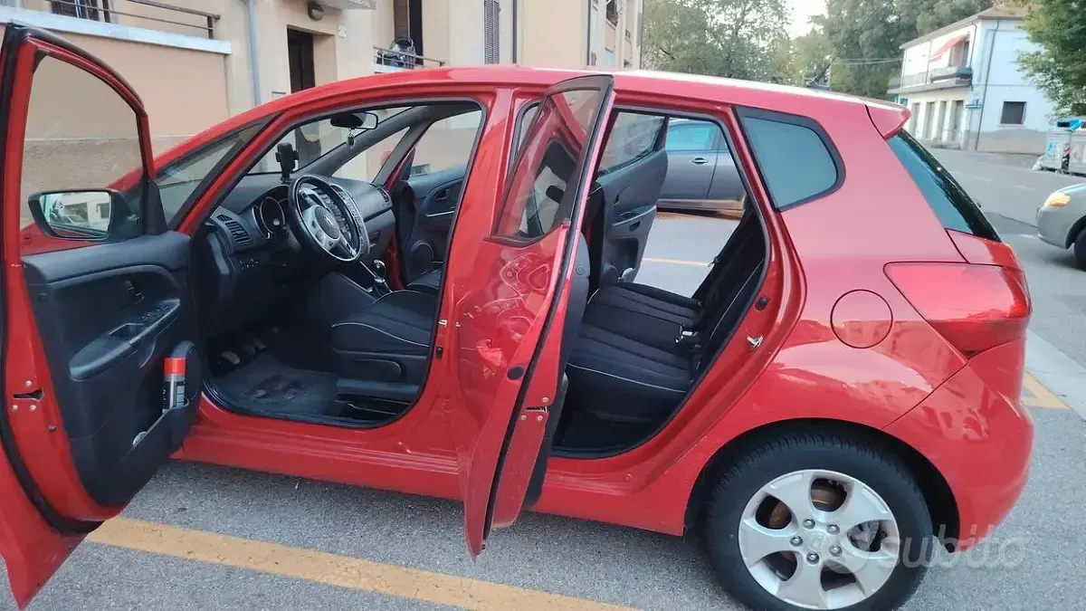 Usata Kia Venga 90 CV (66 kW) 2010 Rosso Utilitaria