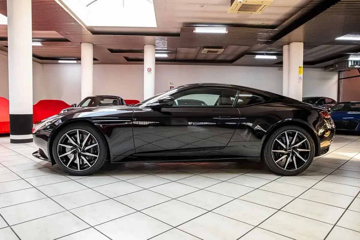 Usata Aston Martin DB11 510 CV (375 kW) 2019 Nero Coupé