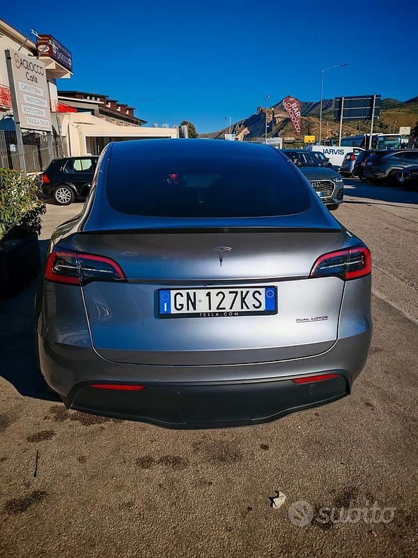 Grigio Usata 2023 Tesla Model Y Performance SUV | 40.000 € (Buon prezzo) - Immagine 1/4