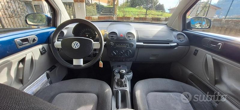 Usata VW New Beetle 102 CV (75 kW) 2005 Blu Utilitaria