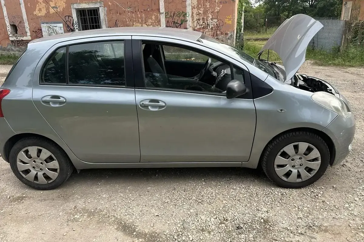 Usata Toyota Yaris 69 CV (50 kW) 2007 Grigio Utilitaria