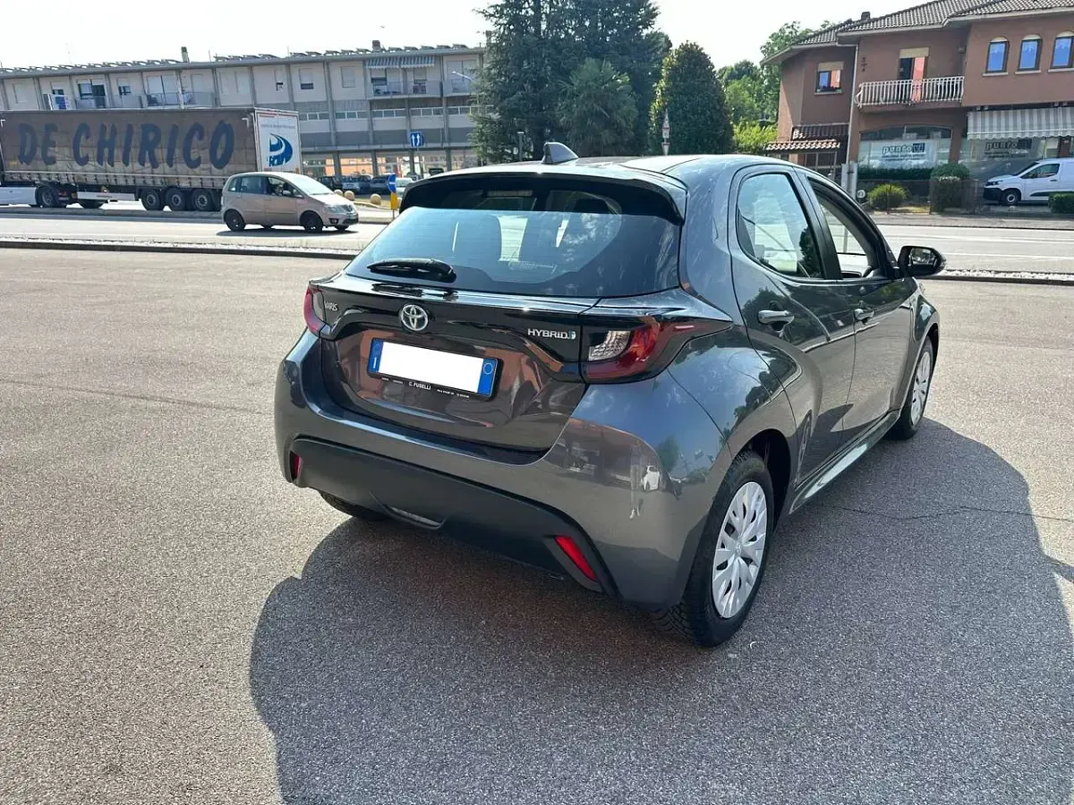 Usata Toyota Yaris Hybrid Business Edition 116 CV (85 kW) 2021 Grigio Berlina
