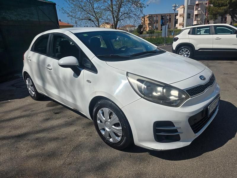 Usata Kia Rio City 81 CV (59 kW) 2015 Bianco Berlina