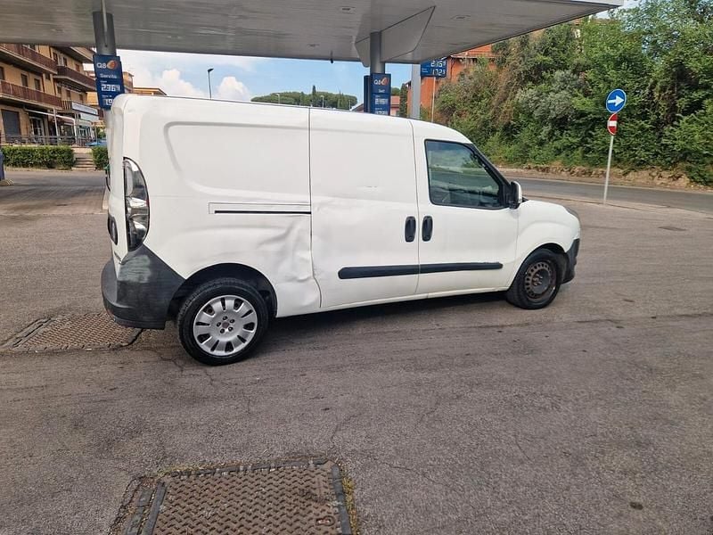 Usata Fiat Doblò 90 CV (66 kW) 2011 Bianco Monovolume