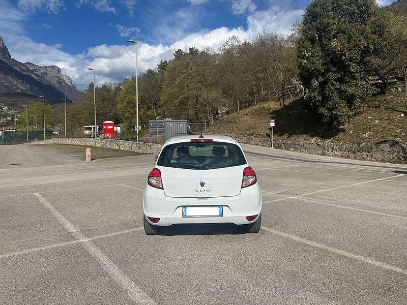 Usata Renault Clio III Dynamique 86 CV (63 kW) 2010 Bianco Berlina