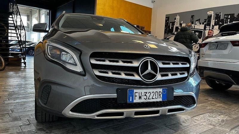 Usata Mercedes GLA180 122 CV (89 kW) 2019 Antracite SUV
