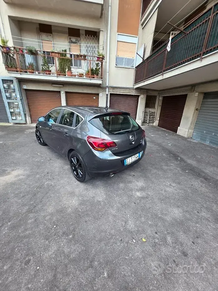 Usata Opel Astra Cosmo 160 CV (117 kW) 2011 Grigio Berlina