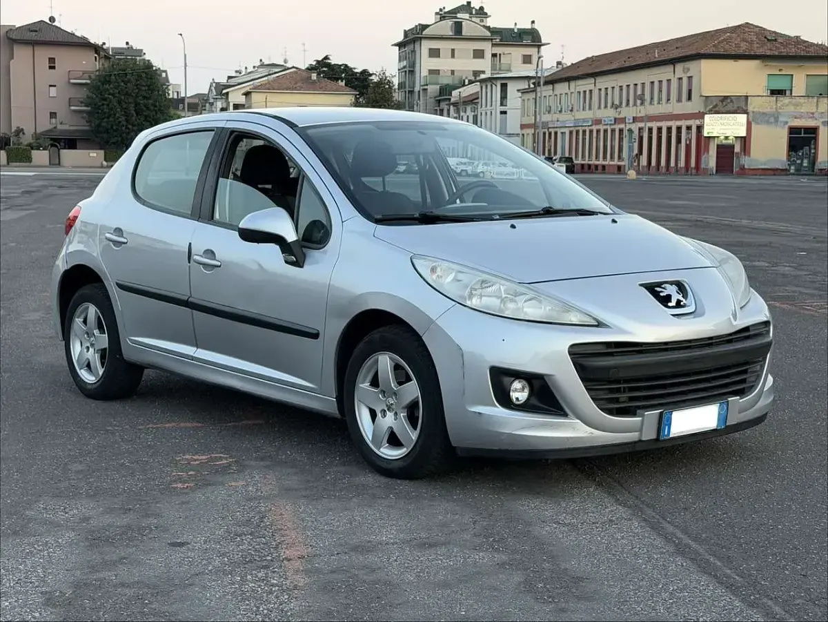 Usata Peugeot 207 73 CV (53 kW) 2010 Argento Berlina