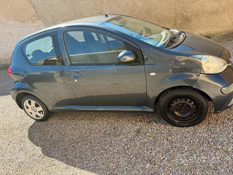 Usata Toyota Aygo 68 CV (50 kW) 2006 Grigio Utilitaria