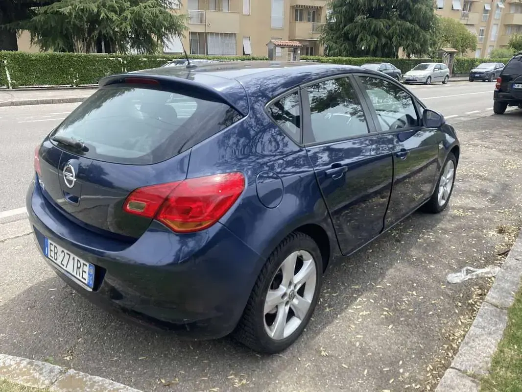 Usata Opel Astra 101 CV (74 kW) 2010 Blu/azzurro Berlina