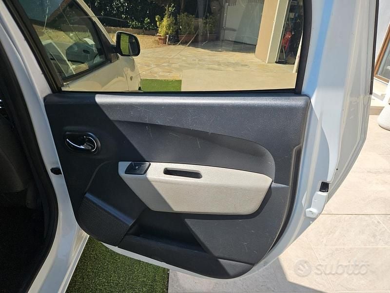 Begagnad Dacia Lodgy Lauréate 110 HK (80 kW) 2012 Vit Minibuss