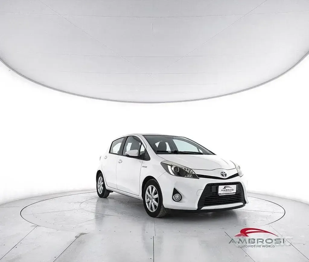 Usata Toyota Yaris Lounge 101 CV (74 kW) 2014 Bianco Utilitaria