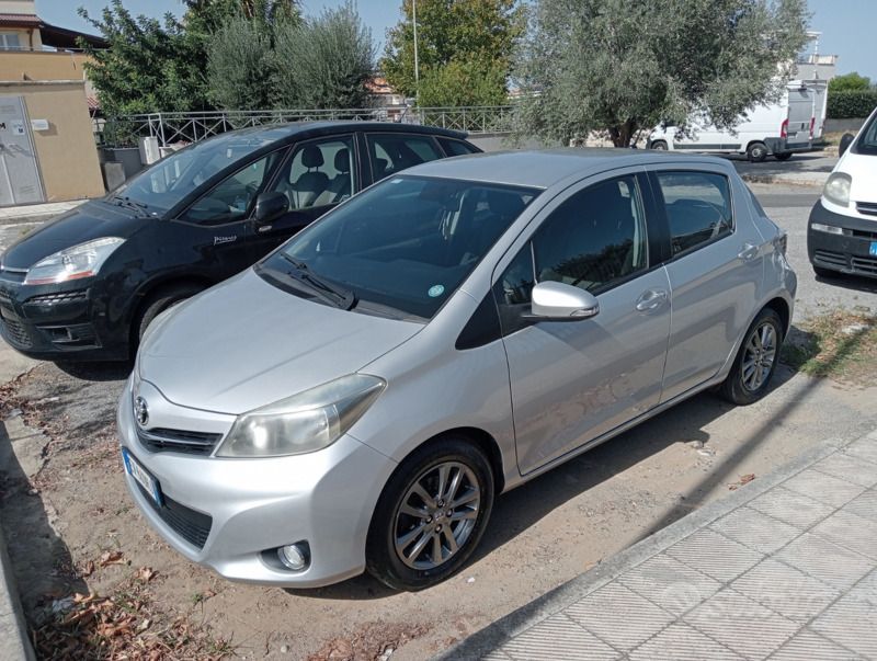 Usata 2014 Toyota Yaris Lounge Due volumi | 6900 € (Buon prezzo) - Immagine 1/4